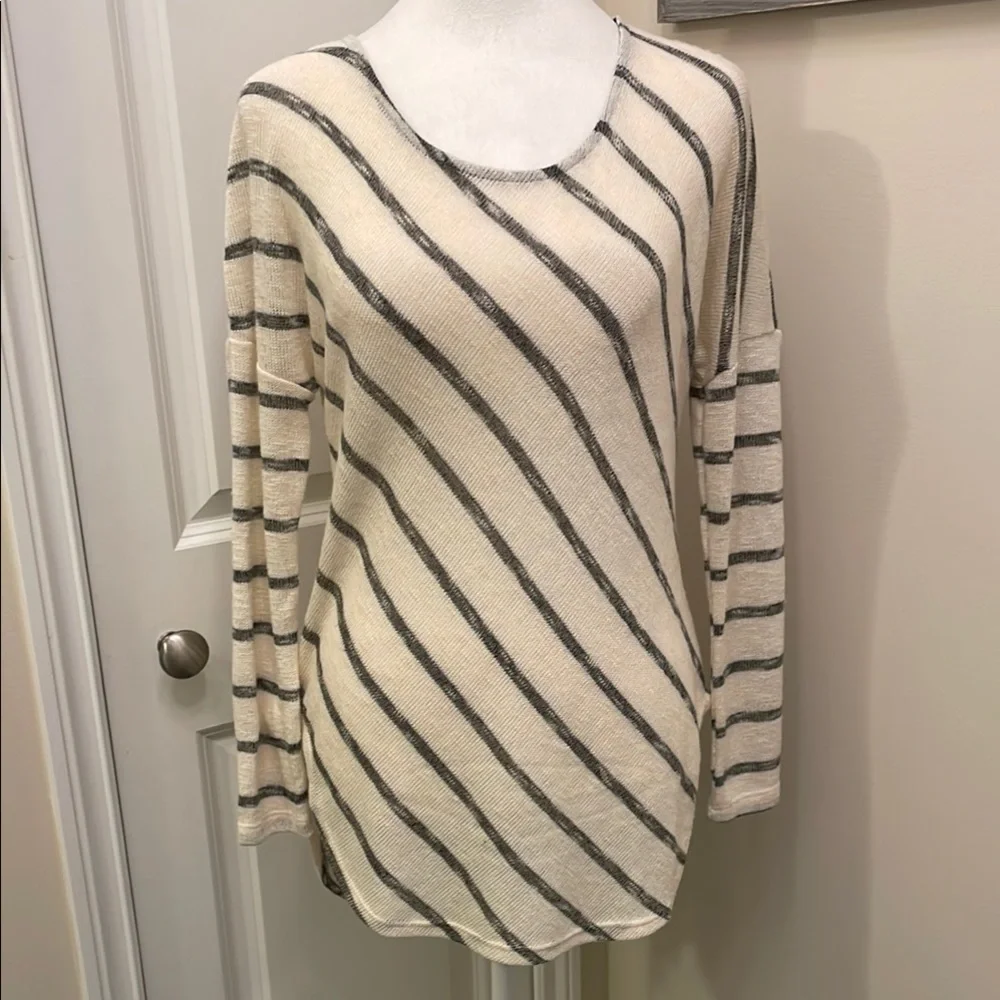 Bar III Stripped pullover scoop neck sweater Crean & Gray, long sleeve NWT